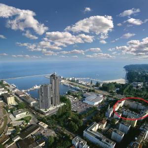 Vue aérienne d'une ville avec un cercle rouge dans l'établissement Apartament przy plaży w centrum Gdyni - prywatny parking!, à Gdynia