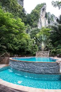 奥南海滩The Vatika Resort and Spa的一座带瀑布的游泳池