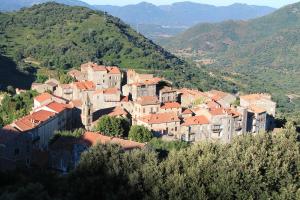 Santa-Lucia-di-TallanoにあるMaison de vacances Le Petit Nid d'Amour Poggio meublé Tourisme 3 étoilesの山の集合