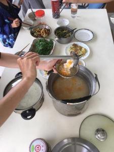 台東市的住宿－筆令莊園，把食物托盘放在桌子上的人
