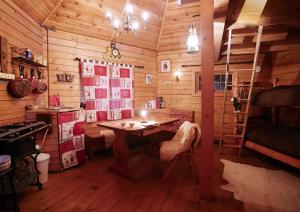 Holzzimmer mit einem Tisch und einem Etagenbett in der Unterkunft La Cab'Ane in Saint-Jean-aux-Bois