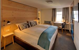 Postel nebo postele na pokoji v ubytování Landhotel Gasthaus zum Pflug + 37 fotografií