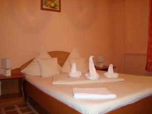 a bed with white towels on top of it at Pensiunea Vlad in Timişoara