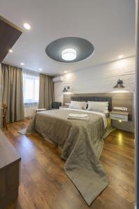 1 dormitorio grande con 1 cama grande en una habitación en Partner Guest House Saksahans'koho, en Kiev