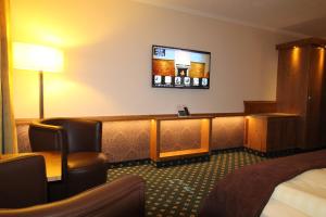 TV a/nebo společenská místnost v ubytování Eden-Hotel