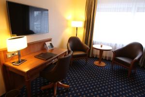 TV a/nebo společenská místnost v ubytování Eden-Hotel
