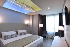 a hotel room with a bed and a window at TC Hotel Doña Luisa in Las Palmas de Gran Canaria