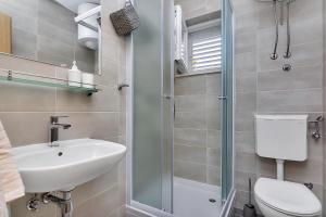 une salle de bain avec toilettes, lavabo et douche dans l'établissement Apartments Franzeta, à Makarska 33 autres photos