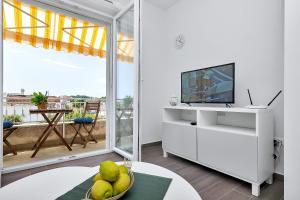  Il comprend un salon blanc doté d'une télévision et d'un balcon. dans l'établissement Apartments Franzeta, à Makarska