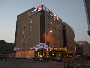 ein großes Gebäude mit einem Schild darüber in der Unterkunft Al Rest Inn Hotel in Dschāzān