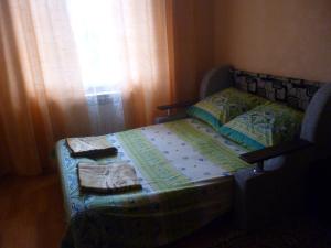 エイスクにあるGuest house on Angarskayaの小さなベッドルーム(窓付きのベッド付)