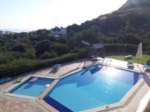 Bazén v ubytování Stelios Apartments nebo v jeho okolí