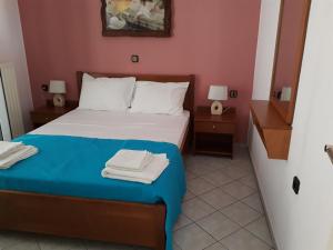 Postel nebo postele na pokoji v ubytování Stelios Apartments + 37 fotografií