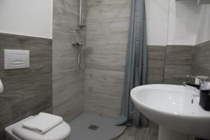 e bagno con doccia, servizi igienici e lavandino. di B&B Decarlo Property Tropea a Tropea