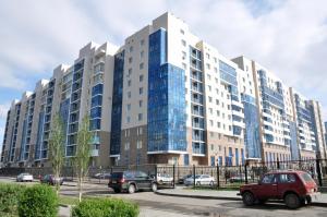 ein großes Gebäude mit davor geparkt in der Unterkunft Mini-Hotel Sultan in Astana