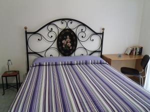 カステッランマーレ・デル・ゴルフォにあるMastru Nicolaのベッドルーム1室(黒と紫の掛け布団付きのベッド1台付)