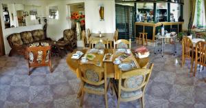 comedor con mesa de madera y sillas en Relax House, en Rádlo