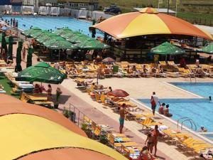 una piscina con un montón de gente en un complejo en Il Capo Tour en Craiova