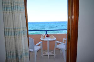 VagiaにあるAiolosの海を望むバルコニー(テーブル、椅子付)