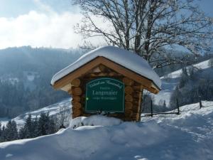 um sinal na neve no topo de uma montanha em Hintereggerhof em Pruggern