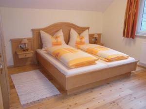 1 Schlafzimmer mit 2 Betten mit gelben und weißen Kissen in der Unterkunft Hintereggerhof in Pruggern
