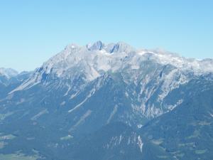 Ein allgemeiner Bergblick oder ein Berglick von des Bauernhofs aus