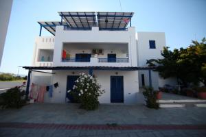 Biały dom z balkonem w obiekcie Studios Vagos 1 w miejscowości Agios Prokopios