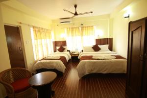 Ліжко або ліжка в номері Hotel Himalayan Inn