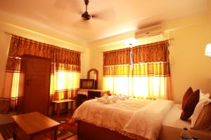 Ліжко або ліжка в номері Hotel Himalayan Inn