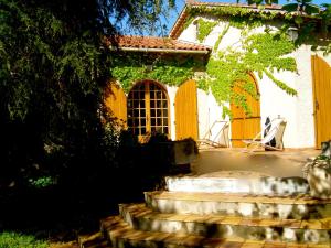 Villa Roka في سي-فور-لي-بلاج: منزل به درج أمام مبنى