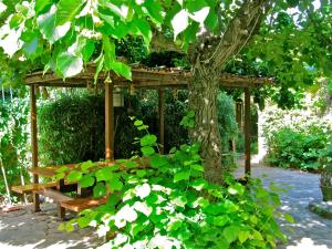 un kiosque en bois assis sous un arbre dans l'établissement Villa Roka, à Six-Fours-les-Plages