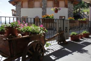 A garden outside B&B Villa Dalegno