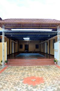 a large building with a large swimming pool at Hills View Stay in Māvingundi