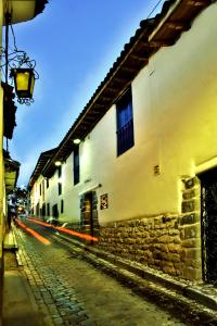eine Gasse mit einem Steingebäude und einer Straße in der Unterkunft Amaru Colonial in Cusco