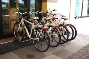 una fila di biciclette parcheggiate di fronte a un edificio di Hotel Spresiano a Spresiano