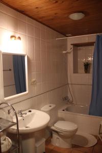 La salle de bains est pourvue de toilettes, d'un lavabo et d'une baignoire. dans l'établissement Casa Cal Pastor, à Salo