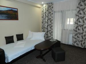ein Hotelzimmer mit einem Bett und einem Tisch in der Unterkunft Liador in Câmpia Turzii
