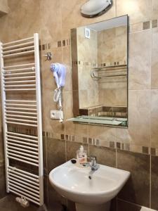 y baño con lavabo y espejo. en Penzion U Golema Blansko, en Blansko