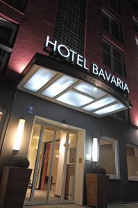 ein Hotelgebäude mit einem Schild, das Hotel bavaria liest in der Unterkunft Bavaria Boutique Hotel in München