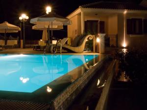 Bazén v ubytování Melidron Hotel nebo v jeho okolí