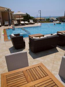 Bazén v ubytování Melidron Hotel nebo v jeho okolí