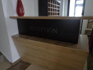 aanmeldingsbord op de trap van een kamer bij Hotel Rio in Pristina