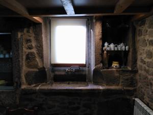 Una ventana en una habitación de piedra con en Casa dos Eiriz, en Souto