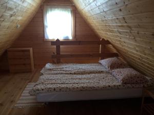 A bed or beds in a room at Domki Letniskowe Malinka