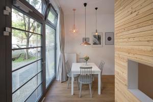 ein Esszimmer mit einem Tisch und einem Kamin in der Unterkunft Modern Design Apartment in Berlin