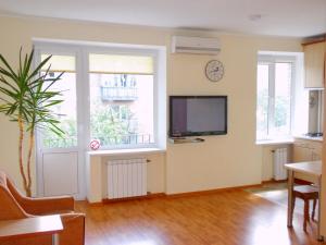 een woonkamer met een flatscreen-tv aan de muur bij Apartment on Nimanska 5 in Kiev