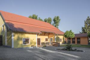 ein Haus mit einem orangenen Dach und einer Auffahrt in der Unterkunft Sachsenbucherhof in Gurten