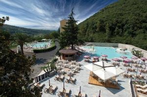 - une vue de tête sur un complexe avec une piscine dans l'établissement Complesso Termale Vescine, à Castelforte