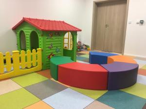 pokój z domku z zabawkami i kolorową podłogą w obiekcie Apartament Słoneczny Dwie Sosny w mieście Ustronie Morskie +14 zdjęć