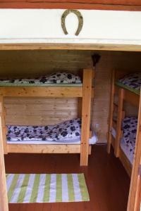 MoksinkyläにあるSurkeenjärvi Traditional Aittaの木造キャビン内の二段ベッド2台
